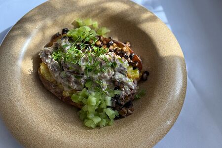 Томленая говядина с грибами в подкопченном соусе на запеченном картофеле