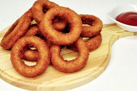 Луковые кольца и соус на выбор