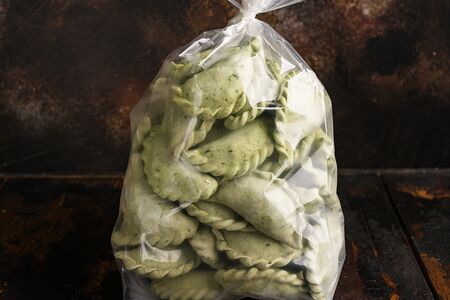  Вареники сулугуни в шпинатном тесте замороженные