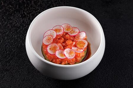 Тартар из лосося, пюре из авокадо, редиса