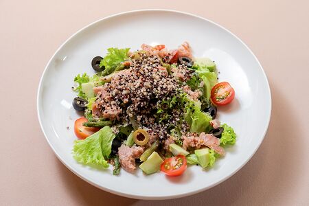 Салат с тунцом, спаржей и авокадо