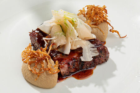 Шея бычка с капустой и солодовым соусом