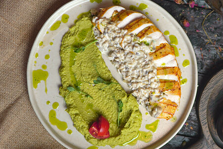 Куриная грудка под сливочно-грибным соусом