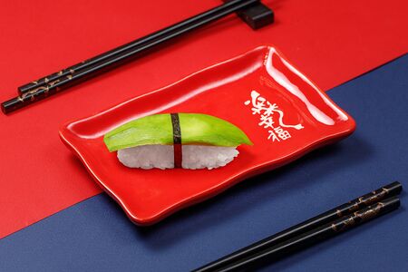 Суши авокадо