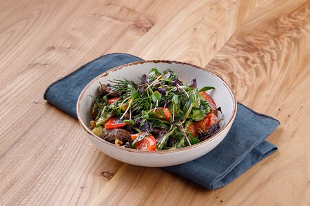 Теплый салат из мраморной говядины с овощами, каперсами и миксом зелени