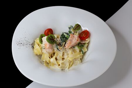 Феттучини с лососем и шпинатом