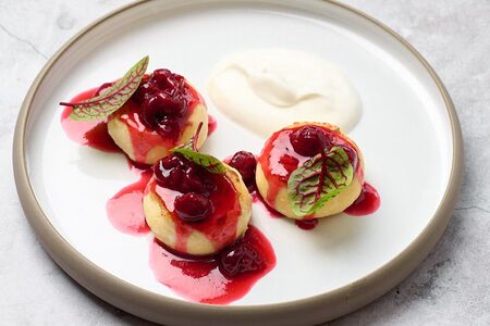 Сырники с вишневым топпингом и сметаной