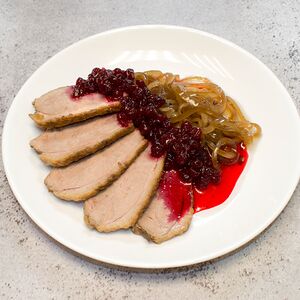 Утиная грудка с маринованным луком и брусничным соусом 
