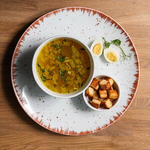 Куриный бульон с гренками и перепелиным яйцом
