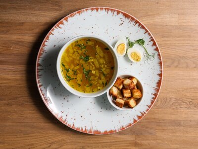 Куриный бульон с гренками и перепелиным яйцом