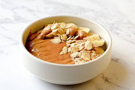 Овсяная каша с бананом, соусом из вареной сгущенки и миндалем