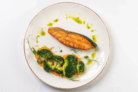 Стейк лосося с брокколи