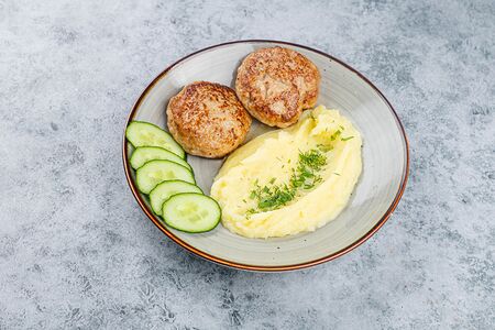 Куриные котлеты с картофельным пюре