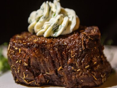 Стейк из говяжьей вырезки со сливовым соусом 