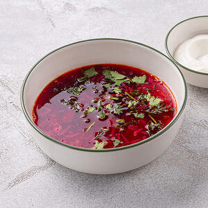 Борщ с говядиной и сметаной