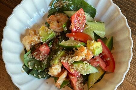 Овощной салат с креветкой, авокадо и устричным соусом