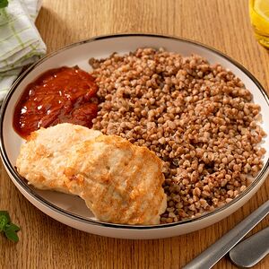 Котлеты куриные с соусом сальса