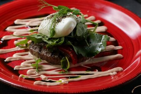 Бифштекс с яйцом пашот и розовым соусом