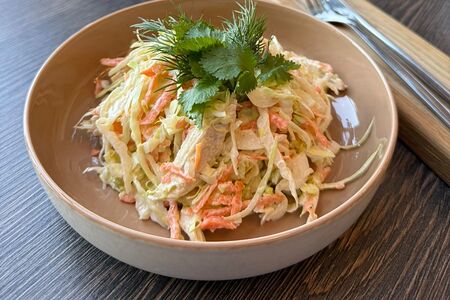 Салат капустный с индейкой и йогуртовой заправкой