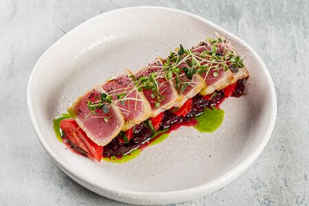 Тунец с луком и помидорами