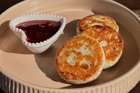 Маковые сырники с черничным джемом 