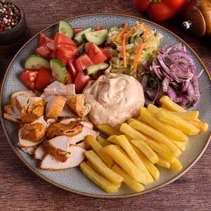 Шаверма на тарелке с курицей