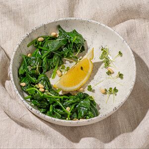 	Шпинат, припущенный с чесноком и лимоном