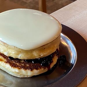 Панкейки с черничным джемом