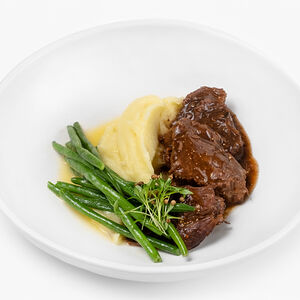 Томленые щечки с картофельным пюре