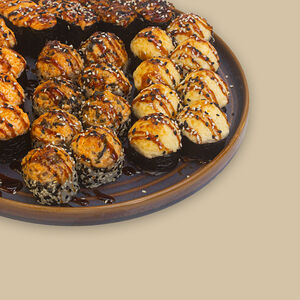 Ролл запеченный с пармезаном и лососем