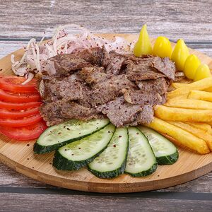 Шаурма на тарелке с говядиной