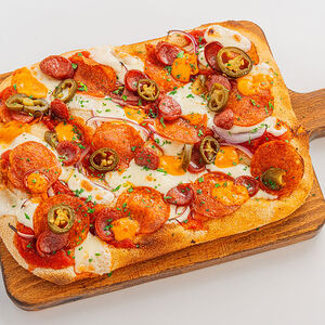 Пицца с халапеньо и охотничьими колбасками 30см