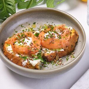 Тост на зерновом хлебе с лососем, чукой и яйцом пашот