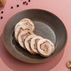 Рулет из цыплёнка с грецкими орехами