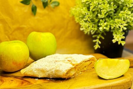 Штрудель с яблоком