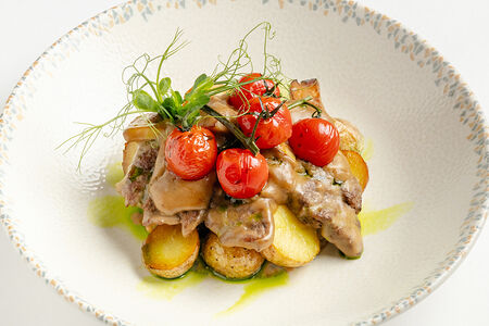 Говядина с соусом порчини и бэйби картофелем