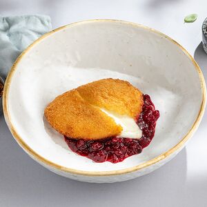 Жареный сулугуни с брусничным соусом