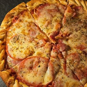 Пицца с беконом и сливочным соусом 