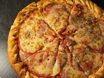 Пицца с беконом и сливочным соусом 