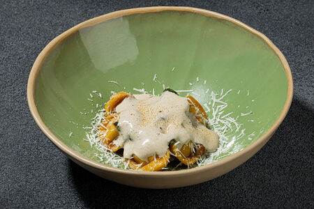 Равиоли с цыпленком, шпинатом и грибным муссом