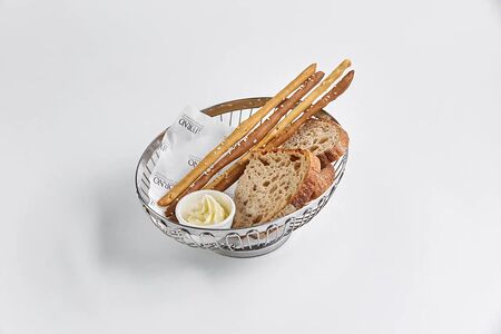 Серый хлеб с гриссини и сливочным маслом