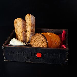 Хлебная корзина с маслом