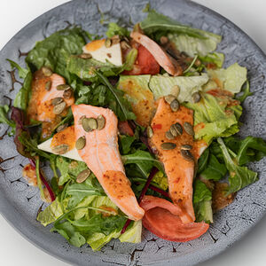 Теплый салат с лососем и сыром сулугуни