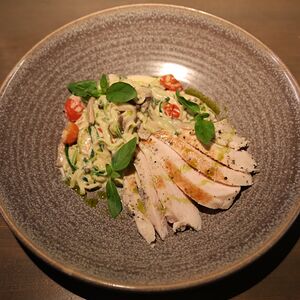 Куриный стейк с вешенками и лапшой из цукини