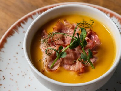 Гороховый суп-пюре с беконом