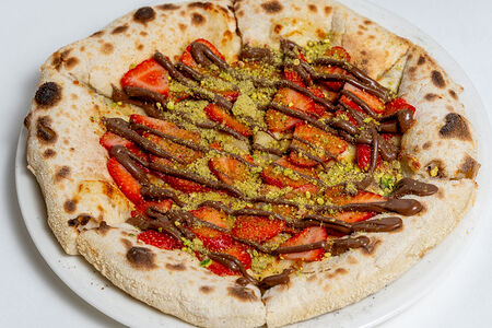 Пицца с нутеллой, клубникой и фисташками