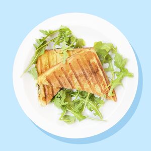 Тост с томатом и песто