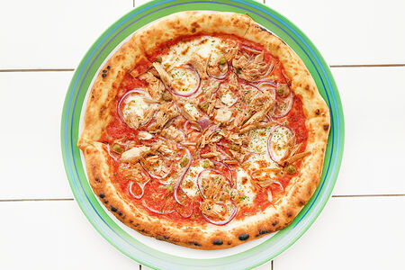 Пицца с тунцом, красным луком и каперсами