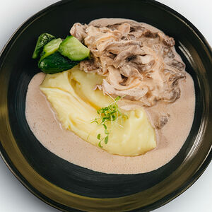 Бефстроганов из говядины с картофельным пюре