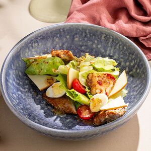 Салат с цыплёнком и копчёным сулугуни